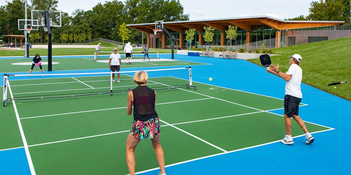 Pickleball là gì ? Những điều cần biết về bộ môn thể thao này.